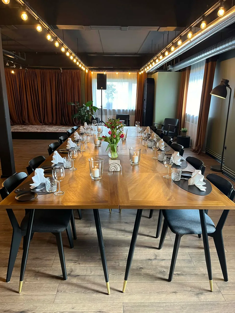 Празднично накрытые столы в UKAS Greenroom